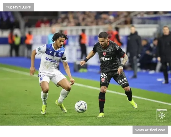 摩纳哥后卫戴尔融入球队，后防线新组合表现稳定